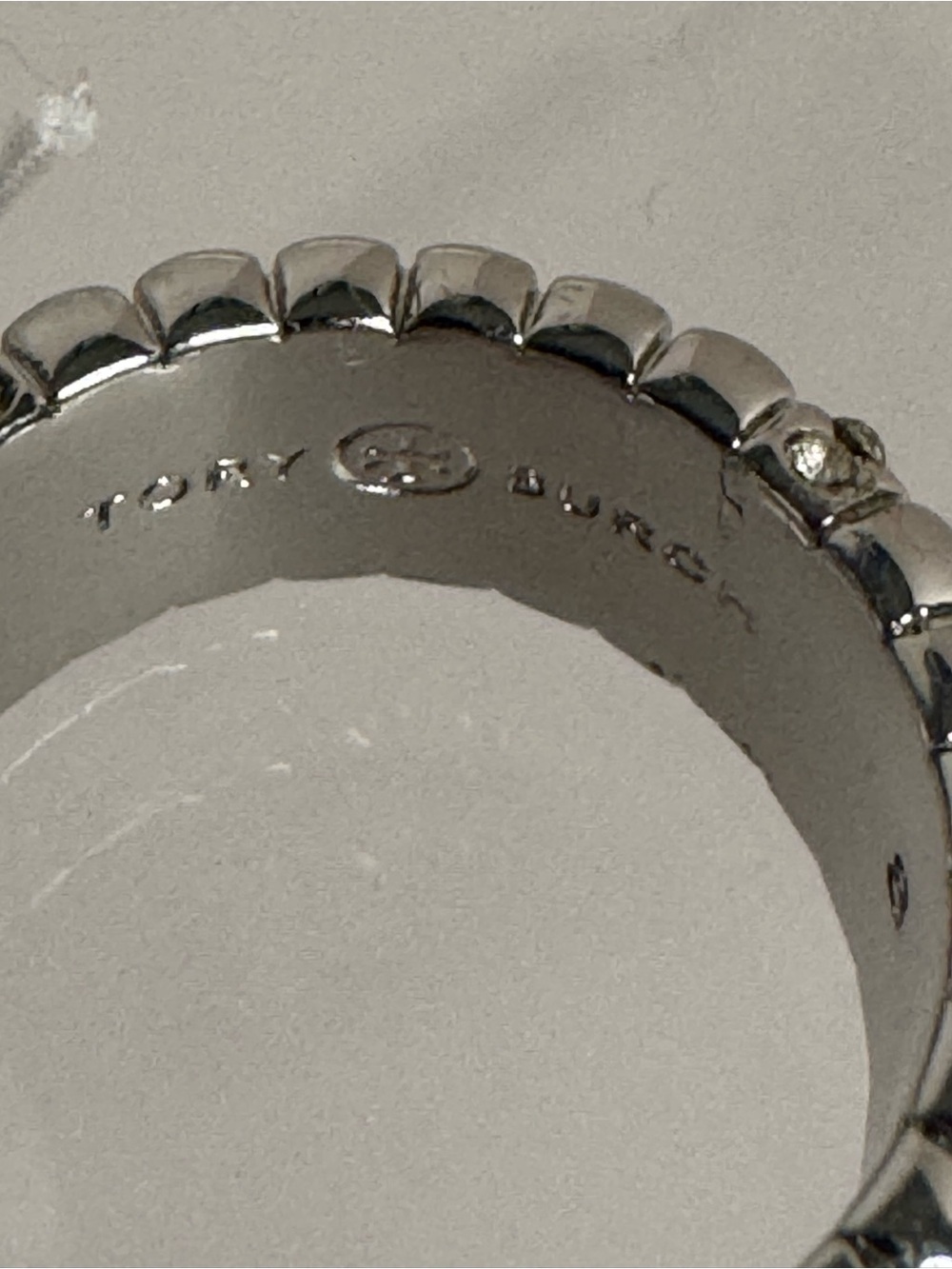 Tory Burch Britten Pave Crystal
Textured Logo Silver-Toned Band Ring Size 8 - Picture 3 of 11